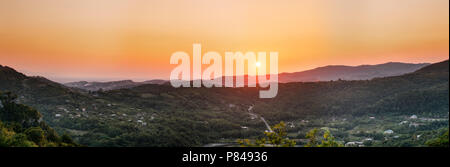 Kutaisi, Géorgie. Vue de la vallée du monastère de Gelati au coucher et au lever du soleil. Vue panoramique Banque D'Images