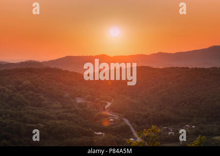 Kutaisi, Géorgie. Vue de la vallée du monastère de Gelati au coucher et au lever du soleil. Banque D'Images