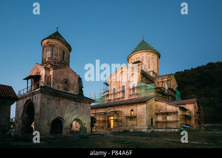 Kutaisi, Géorgie. Église de Saint-Nicolas et la cathédrale de la Nativité de Notre Dame sur territoire de monastère de Ghélati à temps le soir. Banque D'Images