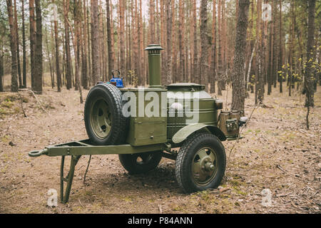 La Seconde Guerre mondiale soviétique russe cuisine de campagne en forêt. La DEUXIÈME GUERRE MONDIALE, de l'équipement de l'Armée Rouge. Cuisine Mobile, de cantines mobiles ou camion alimentaire. Banque D'Images