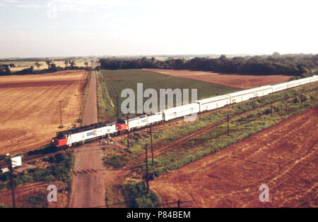 Le Lone Star (train # 15) est illustré de l'air lors de son passage d'un croisement entre l'Oklahoma rural type guthrie et norman enroute de Chicago à Houston, Texas, Juin 1974 Banque D'Images