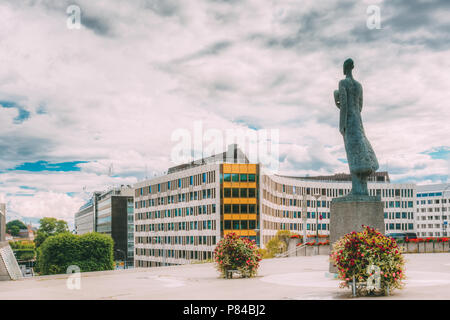 Statue du roi Haakon VII de Norvège à Oslo, Norvège. Jour nuageux dans la capitale norvégienne Banque D'Images