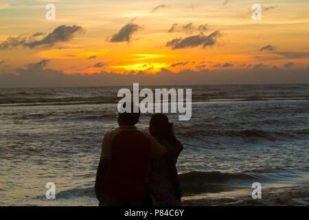 Un couple se promène sur la plage de la mer, Teknaf une partie de la plage de la mer Cox's Bazaar, la plus longue plage de la mer dans le monde. Cox's Bazar (Bangladesh). Banque D'Images