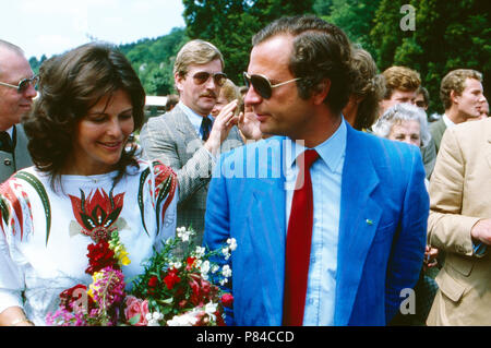 Königin Silvia und König Carl XVI. Gustaf von Schweden Besuch beim anlässlich des 50. Geburtstags Johann Georg von Hansi de Hohenzollern dans Sigmaringen, Deutschland 1982. La reine Silvia et le Roi Carl XVI Gustaf de Suède qui visitaient la célébration de Johann Georg Hansi de Hohenzollern Sigmaringen au 50e anniversaire de l'Allemagne, 1982. Banque D'Images