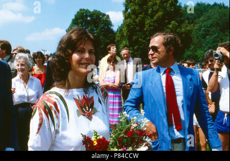 Königin Silvia und König Carl XVI. Gustaf von Schweden Besuch beim anlässlich des 50. Geburtstags Johann Georg von Hansi de Hohenzollern dans Sigmaringen, Deutschland 1982. La reine Silvia et le Roi Carl XVI Gustaf de Suède qui visitaient la célébration de Johann Georg Hansi de Hohenzollern Sigmaringen au 50e anniversaire de l'Allemagne, 1982. Banque D'Images