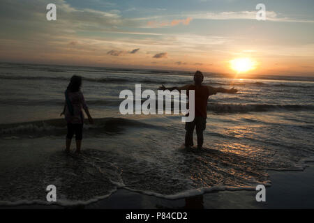 Un couple se promène à la plage de la mer Teknaf. C'est une partie de la Cox's Bazar mer plage, la plus longue plage de la mer dans le monde. Teknaf, Cox's Bazar, Banglades Banque D'Images