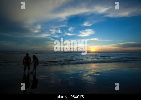 Un couple se promène à la plage de la mer Teknaf. C'est une partie de la Cox's Bazar mer plage, la plus longue plage de la mer dans le monde. Teknaf, Cox's Bazar, Banglades Banque D'Images