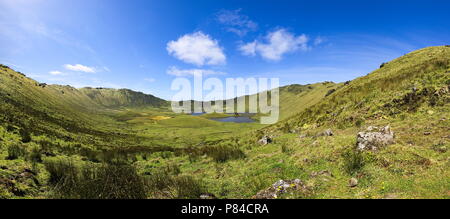 Vue panoramique 360° du cratère volcanique sur l'île de Corvo, Açores, Portugal Banque D'Images