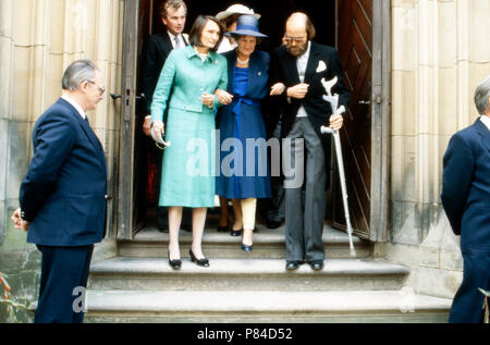 Gäste bei der Hochzeit von Erbprinz Ernst August von Hannover mit Chantal Hochuli auf Schloss Marienburg bei Hannover, Deutschland 1981. Invité du mariage de l'héritier du trône d'Ernst August von Hanovre avec Chantal Hochuli au château de Marienburg, près de Hanovre, Allemagne 1981. Banque D'Images