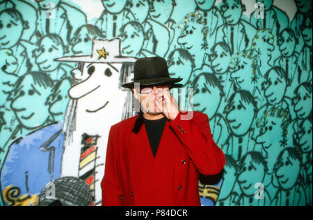 Sänger Udo Lindenberg dans der Ausstellung seines Gemäldezyklus 'Die zehn Gebote' in der Galerie Hans Mayer à Düsseldorf, Deutschland 2001. Chanteur Udo Lindenberg Lors d'une exposition sur sa peinture, collection "Les Dix Commandements" à art gallery Hans Mayer à Duesseldorf, Allemagne 2001. Banque D'Images