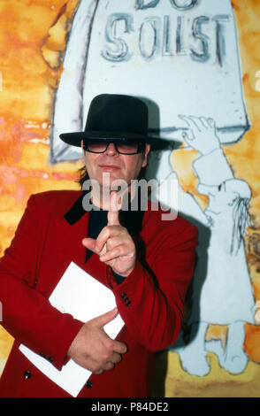 Sänger Udo Lindenberg dans der Ausstellung seines Gemäldezyklus 'Die zehn Gebote' in der Galerie Hans Mayer à Düsseldorf, Deutschland 2001. Chanteur Udo Lindenberg Lors d'une exposition sur sa peinture, collection "Les Dix Commandements" à art gallery Hans Mayer à Duesseldorf, Allemagne 2001. Banque D'Images