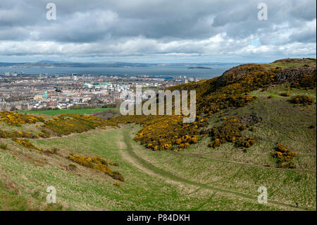 Vue de la ville d'Edinburgh vers les zones côtières de la mer du Nord à partir de Arthur's Seat, le point le plus élevé à Édimbourg situé à Holyrood Park, Ecosse, Royaume-Uni Banque D'Images