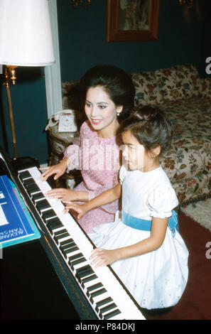 Ratna Sari Dewi Sukarno mit Tochter Kartika Carina, Frankreich 1970 er Jahre. Ratna Sari Dewi Sukarno avec fille Kartika Carina, la France des années 1970. Banque D'Images