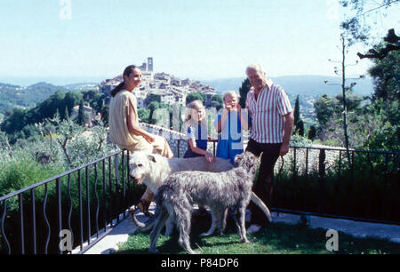 Acteurs et Actrices Curd Jürgens mit Ehefrau Margie und Tochter im Sommerurlaub à Saint Paul de Vence, France 1978. L'acteur Curd Juergens avec sa femme et sa fille à Margie les vacances d'été à Saint Paul de Vence, France 1978. Banque D'Images