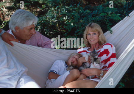 Gunter Sachs mit Ehefrau Mirja und Sohn entspannen in der Hängematte. Gunter Sachs se détendre dans un hamac avec son épouse Mirja et fils. Banque D'Images