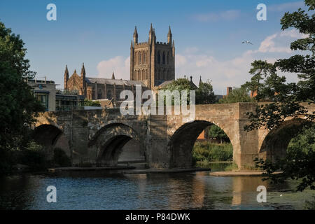 Vue de la cathédrale de style gothique de Hereford et St Martins Street Bridge traversant la rivière Wye, Hereford, Herefordshire, Angleterre, Royaume-Uni Banque D'Images