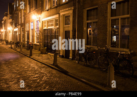 Haarlem, Pays-Bas - 20 Février 2018 : la nuit Bakenessergracht avec maisons monumentales et de vélos à Haarlem. Banque D'Images