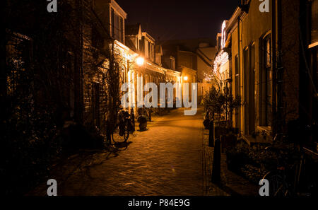 Haarlem, Pays-Bas - 20 Février 2018 : Bloemerstraat de nuit avec des maisons monumentales et de vélos à Haarlem. Banque D'Images