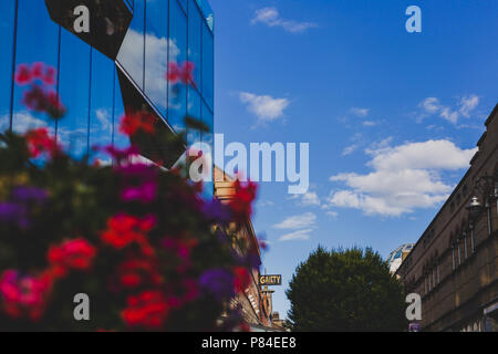 DUBLIN, IRLANDE - Juillet 7th, 2018 : détails sur King Street à Dublin avec l'accent sur le théâtre Gaiety inscrivez-shot de derrière une fleur installation avec bo Banque D'Images