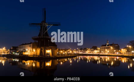 Haarlem, Pays-Bas - 20 Février 2018 : Moulin de Adriaan de nuit à la rivière Spaarne Haarlem. Banque D'Images