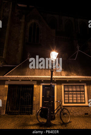 Haarlem, Pays-Bas - 20 Février 2018 : Oude Groenmarkt de nuit avec hous monumentale, Sint Bavo l'Église et de vélo à Haarlem. Banque D'Images