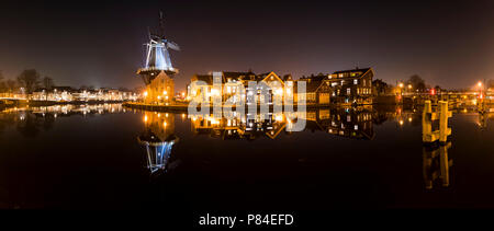 Haarlem, Pays-Bas - 20 Février 2018 : Panorama de l'usine de Adriaan de nuit à la rivière Spaarne Haarlem. Banque D'Images