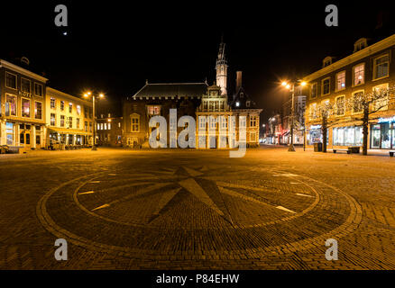 Haarlem, Pays-Bas - 20 Février 2018 : Square et hôtel de ville à la Grand Place de nuit avec des maisons monumentales à Haarlem. Banque D'Images