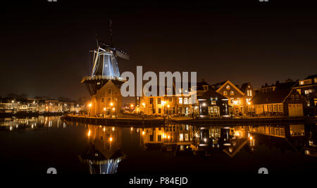 Haarlem, Pays-Bas - 20 Février 2018 : Moulin de Adriaan de nuit à la rivière Spaarne Haarlem. Banque D'Images