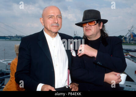 Sänger Udo Lindenberg (rechts) und Künstler Jörg Immendorff bei der Rallye Jazz à Düsseldorf, Deutschland 2001. Chanteur Udo Lindenberg (à droite) et l'artiste Joerg Immendorff visiter le Duesseldorf Rallye Jazz, Allemagne 2001. Banque D'Images