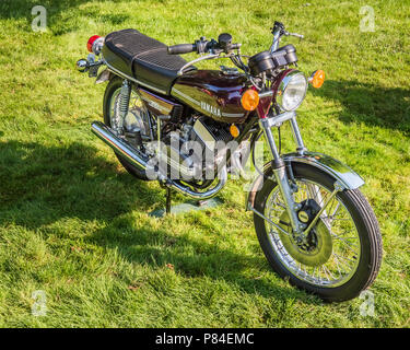 GROSSE POINTE SHORES, MI/USA - 17 juin 2018 : UN 1974 Yamaha RD350 à la conception EyesOn moto car show, tenue à l'Edsel et Eleanor Ford House, Banque D'Images