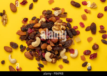 Close up de mélange de fruits secs et de noix sur fond jaune Banque D'Images