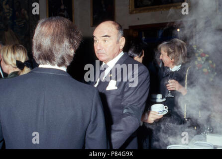 Johannes Fürst von Thurn und Taxis bei der Beerdigung von Ernst August Prinz von Hannover, Herzog zu Braunschweig-Lüneburg bei Schulenburg, Deutschland 1987. Johannes Prince de Thurn et Taxis à l'enterrement du Prince Ernst August de Hanovre, duc de Brunswick Lunebourg près de Schulenburg, Allemagne 1987. Banque D'Images