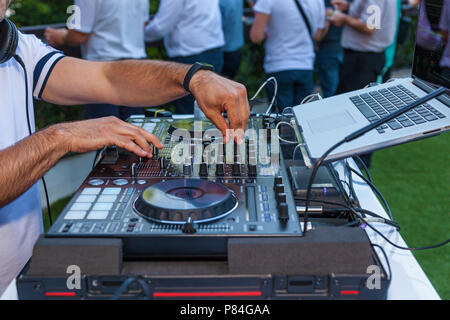 DJ les mains sur l'équipement. La console de contrôle de mixage DJ Turntable avec deux part en concert Banque D'Images