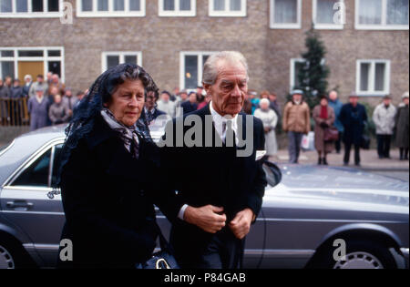 Trauergäste bei der Beerdigung von Ernst August Prinz von Hannover, Herzog zu Braunschweig-Lüneburg bei Schulenburg, Deutschland 1987. En deuil à l'enterrement du Prince Ernst August de Hanovre, duc de Brunswick Lunebourg près de Schulenburg, Allemagne 1987. Banque D'Images