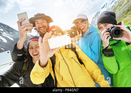 Amis touristes heureux groupe selfies photo Banque D'Images