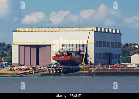 Le nouveau navire de recherche polaire RRS Sir David Attenborough debout sur la cale du chantier Cammell Laird à Birkenhead, attendant le jour du lancement. Banque D'Images