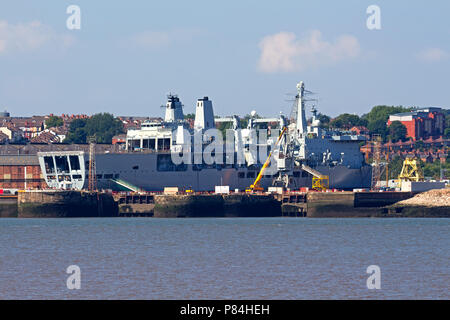 Navires de guerre de la Royal Navy dans le chantier naval de Cammell Laird Birkenhead ayant un reposer Banque D'Images