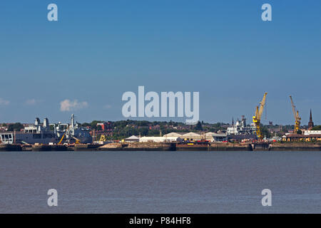 Navires de guerre de la Royal Navy dans le chantier naval de Cammell Laird Birkenhead ayant un reposer Banque D'Images