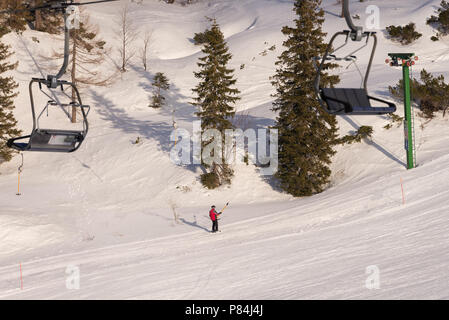 Téléski des chaises et ciel bleu près de centre de ski de Vogel-Slovénie Banque D'Images