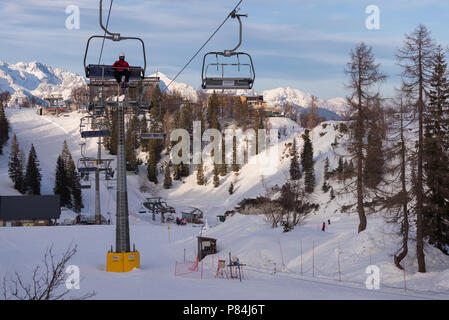 Téléski des chaises et ciel bleu près de centre de ski de Vogel-Slovénie Banque D'Images