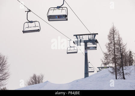 Téléski des chaises et ciel bleu près de centre de ski de Vogel-Slovénie Banque D'Images