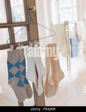 Close-up de chaussettes sur un cintre de métal utilisé comme un cadre de séchage Banque D'Images
