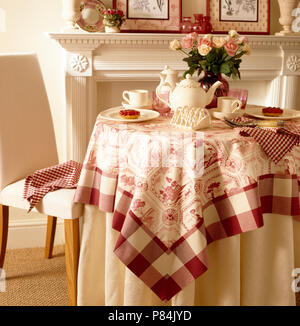 La Chine crème Thé et toast rack sur table avec un chiffon blanc +rouge à motifs dans une salle à manger traditionnelle Banque D'Images