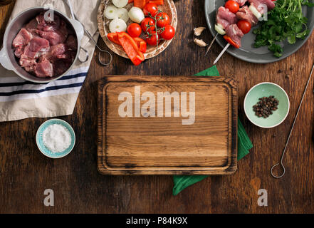 Conseil de cuisine avec shish kebab et divers légumes sur une table en bois, vue du dessus Banque D'Images