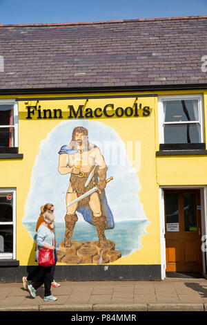 Royaume-uni, Irlande du Nord, Co Antrim, Bushmills, peinture sur mur de Finn McCool's pub Banque D'Images