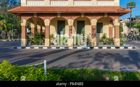 Façade de la tour de l'horloge à Montaza parc public avec des arcs, des volets en bois vert et couvert de tuiles rouges, Alexandria, Egypte Banque D'Images