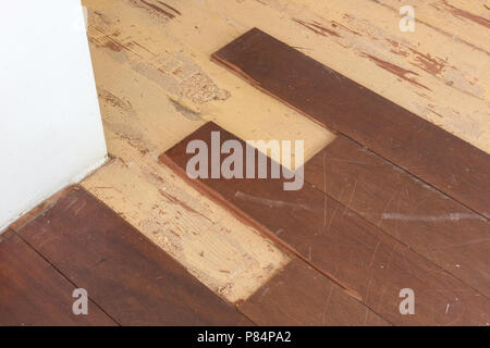 Briser un plancher en bois massif dans une maison Banque D'Images