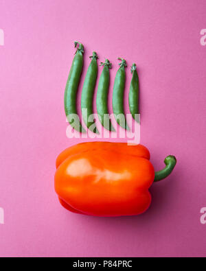 Un ensemble de poivrons orange et pois différents pods sur un fond de papier rose. Les légumes biologiques. Vue d'en haut Banque D'Images