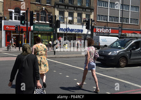 Les gens passent devant une succursale de la détaillant spécialiste Mothercare sur l'Holloway Road au nord de Londres Banque D'Images