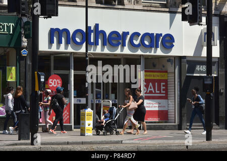 Les gens passent devant une succursale de la détaillant spécialiste Mothercare sur l'Holloway Road au nord de Londres Banque D'Images